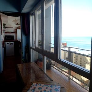 um quarto com uma varanda com vista para o oceano em Hermoso monoambiente con vista al mar en La Perla , Mar del Plata em Mar del Plata