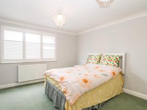 1 dormitorio con cama y ventana en Alverstone Seaside en Gosport