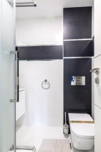 マルベーリャにあるFantastic Apartment Great Locationの黒い壁のバスルーム(白いトイレ付)