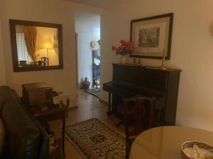 a living room with a piano and a table at Casa Lavanda in Évora
