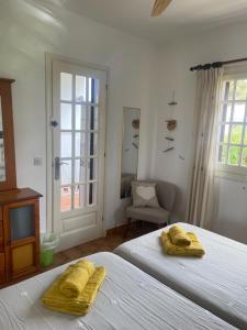 sypialnia z dwoma łóżkami z żółtymi ręcznikami na nich w obiekcie 2 Bedroom Apartment , Son Bou w Son Bou +35 zdjęć
