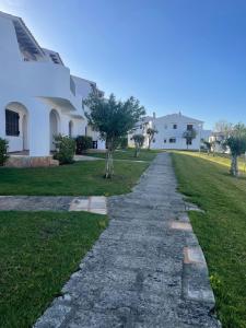 kamienna ścieżka przed domem w obiekcie 2 Bedroom Apartment , Son Bou w Son Bou