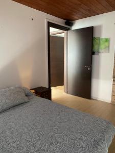 een slaapkamer met een bed en een glazen schuifdeur bij B&B Villa degli Angeli in Bernalda