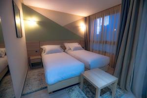 Giường trong phòng chung tại HOTEL BELLE VUE MEKNES