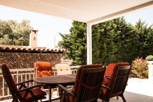einen Tisch und Stühle auf einer Terrasse in der Unterkunft Southplace63 Cozy house 500m From beach in Vari