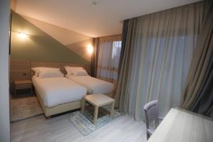 Giường trong phòng chung tại HOTEL BELLE VUE MEKNES