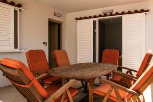 jadalnia z drewnianym stołem i krzesłami w obiekcie Southplace63 Cozy house 500m From beach w mieście Vari