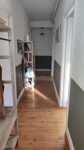 Telewizja i/lub zestaw kina domowego w obiekcie Maison des années 30 - Vic-Sur-Cère - 4 personnes