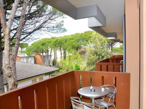 A balcony or terrace at Cozy flat with sunlit balcony retreat - Beahost