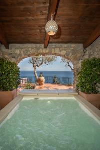 einen Innenpool mit Meerblick in der Unterkunft Villa Levante in Positano