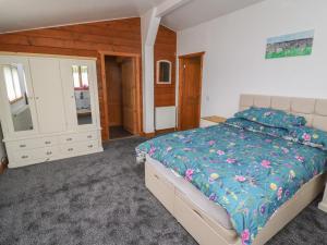 um quarto com uma cama e uma cómoda em Tilly's Lodge em Doncaster