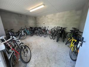 a bunch of bikes parked in a garage at Aux portes des cabanes à huîtres - plage in Lanton
