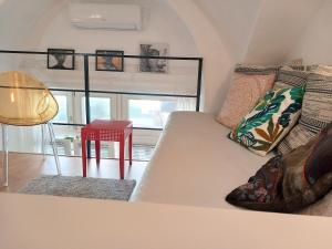 布達佩斯的住宿－藝術與設計公寓，客厅配有白色的沙发和桌子