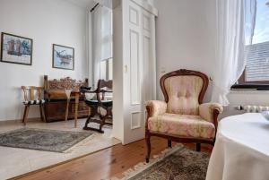 Villa Minheim - FeWo 04 في هيرينجسدورف: غرفة معيشة مع كرسي وطاولة