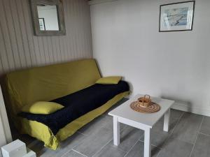 una piccola camera con letto e tavolo di Maison COSY en pierre à Ars ad Ars-en-Ré