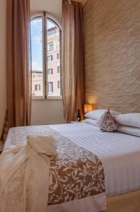 Schlafzimmer mit einem Bett und einem großen Fenster in der Unterkunft My Spanishsteps in Rom