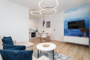 un soggiorno con divano e tavolo di Apartamenty Sunset Resort by Renters a Grzybowo