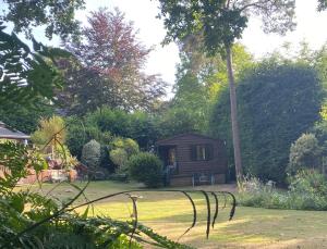 une cabine au milieu d'un jardin dans l'établissement The Cabin, Roundabout Lane, à West Chiltington