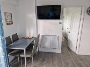 TV a/nebo společenská místnost v ubytování Burgh Castle