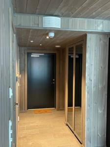un corridoio vuoto con una porta in una stanza di Fjellnest Hemsedal a Hemsedal