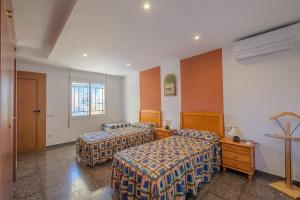 une chambre d'hôtel avec deux lits et une fenêtre dans l'établissement El Refugi, à Vinaròs 12 autres photos