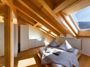 um quarto com uma cama e uma grande janela em Gipfelkreuz mit Sauna em Garmisch-Partenkirchen