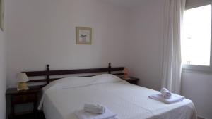 1 dormitorio con 1 cama con 2 toallas en Apartamentos Nautilus, en Salou