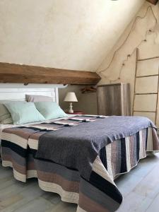 Un pat sau paturi într-o cameră la Chambres d'Hôtes Lefoulon