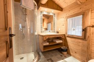 W łazience znajduje się prysznic, umywalka i wanna. w obiekcie La Ferme du Var w mieście Clusaz +14 zdjęć