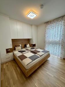 沃爾特湖畔韋爾登的住宿－Himmelblau by Strandclub Velden，一间卧室设有一张大床和一个窗户。