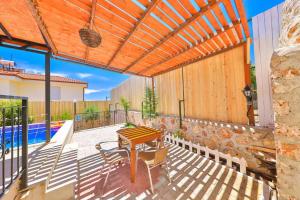 Bazén v ubytování Comfy Villa Ipek with Pool nebo v jeho okolí