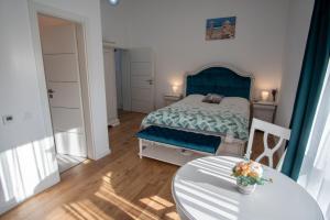 niewielka sypialnia z łóżkiem i stołem w obiekcie HY 2 SIBIU w mieście Şelimbăr