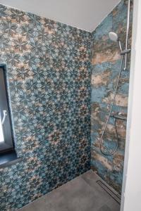 W łazience znajduje się prysznic ze ścianą wyłożoną kafelkami. w obiekcie HY 2 SIBIU w mieście Şelimbăr