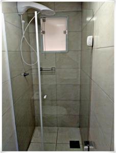 a bathroom with a shower with a glass door at Pousada Seu Jorge in Campinas