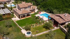 una vista aérea de una casa con piscina en Traditional Istrian stone villa in Baderna, en Baderna