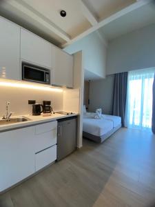 Kuchyň nebo kuchyňský kout v ubytování Barbie Hotel Apartments