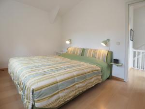 una camera con un letto con una coperta a righe di Villa Bismarckshöhe Wohnung Clara a Ahlbeck