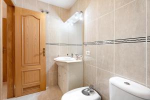 ein Badezimmer mit Toilette und Waschbecken in der Unterkunft Las Brisas Playa San Juan By Paramount Holidays in Guía de Isora + 37 Fotos
