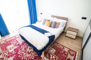 ナイロビにあるLavington View Palace Apartmentsのベッドルーム1室(枕付きのベッド1台、ラグ付)