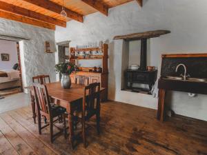 una sala da pranzo con tavolo e una cucina con lavandino di Steynskraal Gasteplaas a Beaufort West