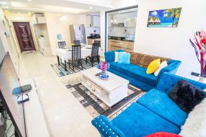 ナイロビにあるLavington View Palace Apartmentsの青いソファとテーブルのあるリビングルーム +53枚の写真