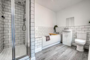 y baño con aseo, lavabo y ducha. en Buckwell Heights - 2 Bedroom Free Parking Wifi Sky TV, en Wellingborough