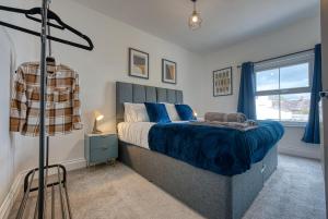 ウェリングボローにあるBuckwell Heights - 2 Bedroom Free Parking Wifi Sky TVの青いベッドと窓のある寝室 +22枚の写真