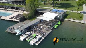 una vista aérea de un puerto deportivo con barcos en el agua en Himmelblau by Strandclub Velden en Velden am Wörthersee