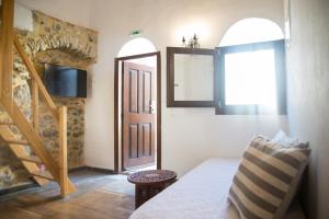 ein Wohnzimmer mit einer Tür und einer Treppe in der Unterkunft Lida Mary in Mestá