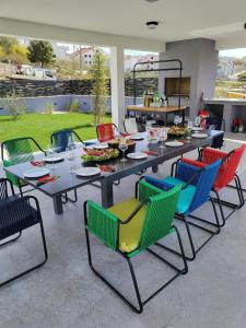 Un grupo de mesas y sillas con comida sobre ellas. en Villa Srdella, en Podstrana 65 fotos más