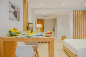 uma sala de estar com uma mesa com fruta em Casal da Penha Apartments no Funchal