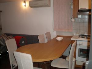 Kuchyňa alebo kuchynka v ubytovaní Apartments with a parking space Moscenicka Draga, Opatija - 18440