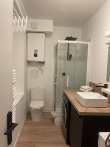 Ett badrum på Smart Inn Fontainebleau Centre- Studio