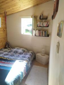 Tempat tidur dalam kamar di Cocooning house with mountain views